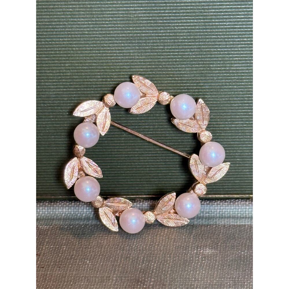 Vintage Pearl & Gold‑Tone Wreath Brooch – 1.25”